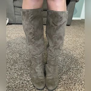 Fioni Brown Suede Boot. Size: 7